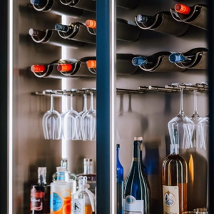 Armoire à vin alcoolisée Étagère <span class=keywords><strong>en</strong></span> aluminium Présentoir à vin <span class=keywords><strong>en</strong></span> <span class=keywords><strong>bois</strong></span> de luxe <span class=keywords><strong>Comptoir</strong></span> de bar à vin pour magasin - Product Image 2