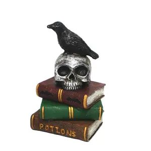 تمثال جمجمة وكتيب ذو تصميم إبداعي, تمثال جمجمة وكتيب ، راتينج ، إدغار ، Poe ، Raven ، على جمجمة ، منحوت لحفلة الهالوين