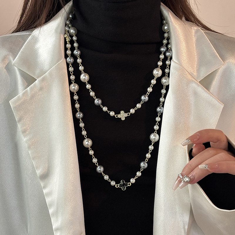 523 White Gray White Diamond Black Four-Leaf Clover
