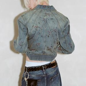 เสื้อแจ็คเก็ตยีนส์ผู้ชายสีฟ้าซีด 100% ผ้าฝ้ายคุณภาพสูง ขายส่ง ลายทางแนวตั้งแบบดีคอนสตรัคชั่น พร้อมลายเปื้อนเลือด รุ่นสั้น - Product Image 4