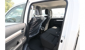 2018 para Hilux SUV Autocaravana FWD con Interior Oscuro, Volante a la Izquierda, Asientos de Tela, Transmisión Automática, Techo Solar - Product Image 6