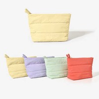 Trousse de maquillage pelucheuse avec logo personnalisé, pochette à fermeture éclair couleur bonbon, sac cosmétique rembourré matelassé et gonflé pour fille voyage beauté