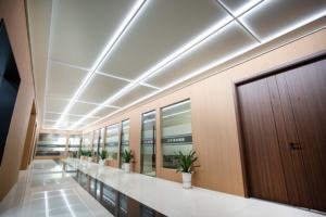 Corniche d'<span class=keywords><strong>angle</strong></span> <span class=keywords><strong>de</strong></span> mur en arc durable décoratif à profil rond en vente pour bordure Profilé en aluminium à panneau mural en Wpc - Product Image 5