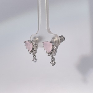 Boucles d'oreilles clous Tianyu Gems classiques, tendance et élégantes en forme de cœur rose en zircon cubique pour femmes, plaquées or sur la base en laiton - Product Image 1