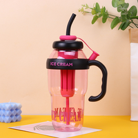 Bouteille d'eau en plastique mignonne avec paille, grande capacité, portable, avec sangle, bouteille de sport, tasse tendance