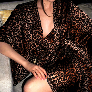 OEM y ODM mejor leopardo Digital impreso 97% poliéster <span class=keywords><strong>3</strong></span>% Spandex elástico sedoso satén telas para pijamas y vestidos elásticos - Product Image 1