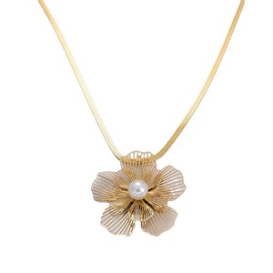 Ensemble collier et boucles d'oreilles en perles de fleurs, acier inoxydable plaqué or 18 carats, bijoux de fête pour femmes, fabriqué à Yiwu - Product Image 5