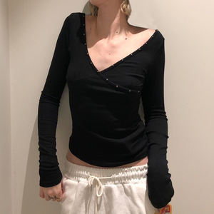 Camiseta de Manga Larga con Cuello en V Cruzado y Detalle de Tachuelas para Mujer, Color Sólido, Ajuste Entallado, Estilo Casual Básico - Product Image 2