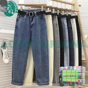 Negozio di abbigliamento vestiti usati balle pantaloni donna jeans moda abbigliamento di seconda mano