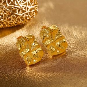 Vente en gros de boucles d'oreilles clous hypoallergéniques en acier inoxydable étanche plaqué or 18 carats PVD pour femmes - Product Image 1