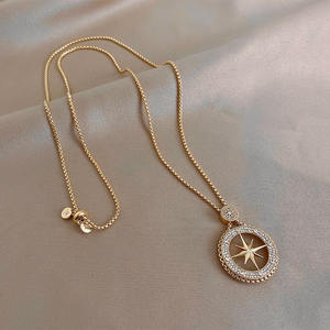 Collar largo de invierno con ocho estrellas Mang para mujer, cadena de suéter ligera de lujo, diseño menor, sentido para accesorios de otoño e invierno - Product Image 2