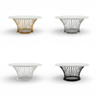 Table à manger contemporaine luxueuse en acier inoxydable avec plateau en verre, durable, par Dreamlike, pour l'ameublement d'hôtels et les mariages