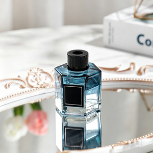 Diffuseur de parfum sans flamme haut de gamme 50 ml, bouteille hexagonale bleu dégradé, essentiel pour la décoration intérieure et l'assainissement de l'air de voiture - Product Image 1