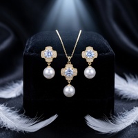 Parure de bijoux de luxe imitation perles, collier et boucles d'oreilles tendance en zircon en forme de croix et de fleur, cadeau pour femme, idéal pour mariage