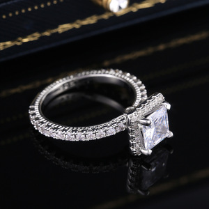 Anello di proposta scintillante a forma quadrata per donna, elegante gioiello da dito alla moda - Product Image 4