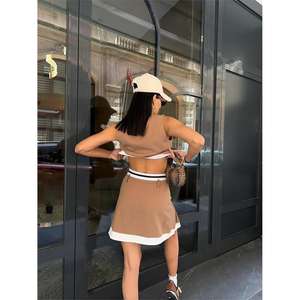 Ensemble gilet rayé beige et jupe de tennis, cardigan décontracté et haut long, motifs unis et imprimés, en tissu viscose - Product Image 4