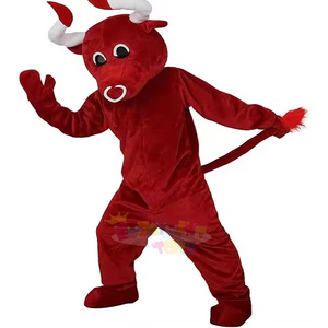 Prazer Cartoon <span class=keywords><strong>Red</strong></span> <span class=keywords><strong>Cow</strong></span> Plush Mascote Walking Effect Mascote Traje de gado Boneca Animal Personalizado Buffalo Mascote Uniforme