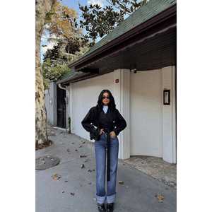 Veste en peau de mouton noire à double boutonnage avec éléments matelassés, style coupe-vent pour le printemps et l'automne, teinte et décorée de fourrure - Product Image 2