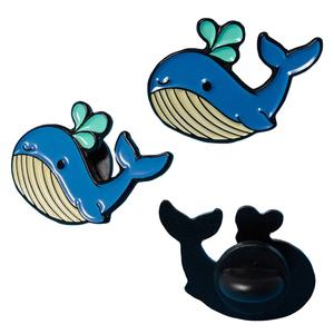 Épinglette en métal plaqué or moderne, motif baleine émaillée, créatures marines et aquatiques, cadeau artisanal, fabrication sur mesure depuis 20 ans - Product Image 1