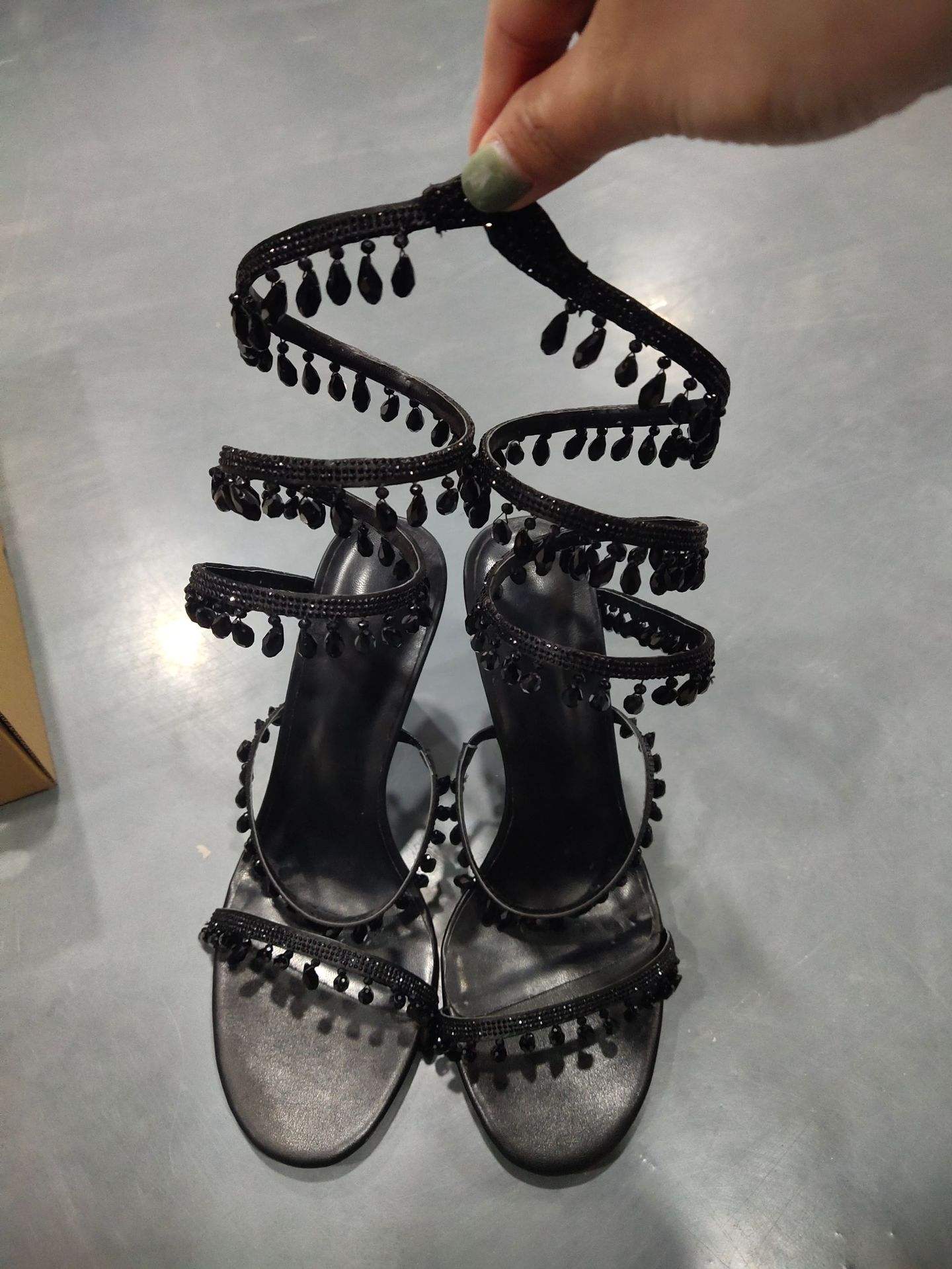 Negro, base negra de 10 cm.