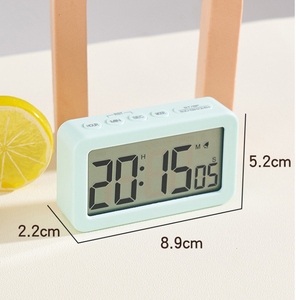 Digitale wekker naast het bed - Op batterijen werkende klok met <span class=keywords><strong>LCD</strong></span>-<span class=keywords><strong>display</strong></span>, volume-instelbaar, snooze-modus voor slaapkamer, kantoor, bureau, reizen - Product Image 4