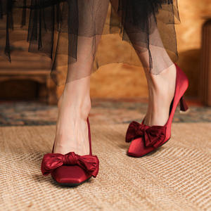 حذاء زفاف نسائي أحمر صيني Xiu Wo موديل 2026 من جلد الغنم الساتان بكعب عالٍ مربع ومزخرف بفيونكة سهل الارتداء بحزام على شكل حرف T لصيف - Product Image 4