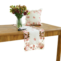 Ensemble chemin de table et housses de coussin en jacquard brodé floral tulipe, rose printanier et or, avec motif découpé