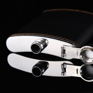 Ensemble cadeau personnalisé de flacon à liqueur en acier inoxydable de 8 oz avec enveloppe en cuir et entonnoir - Product Image 6
