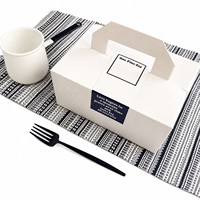 Boîte alimentaire pliable en papier blanc pour emporter, emballage pour gâteaux avec étiquette imprimée et poignée