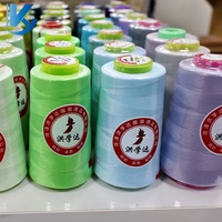 1200 couleurs en stock Fil à coudre en polyester de haute qualité 40/2 Universel pour vêtements, sacs et textiles de maison