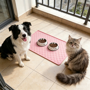 Tapis d'alimentation pour animaux de compagnie en silicone, antidérapant, anti-fuite, résistant aux rayures, lavable, avec motif de pattes, pour la maison et les voyages - Product Image 4
