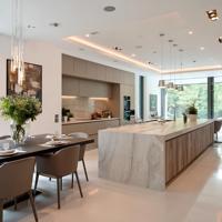 Cuisine moderne modulaire avec îlot, évier, finition PET, surface anti-traces de doigts, construction en contreplaqué, plan de travail en marbre, 5+ tiroirs