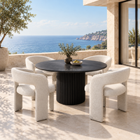 Modernes Luxus-Outdoor-Esszimmer-Set mit cremefarbenen Bouclé-Stoff-Esszimmerstühlen und rundem Esstisch mit geriffelter schwarzer Holzbasis für die Terrasse