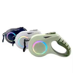 Venta al por mayor Correa para mascotas de 6 metros de largo con iluminación Diseño fresco Correa para caminar al aire libre para perros con varios colores disponibles - Product Image 1