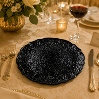 Assiette de présentation décorative en plastique doré de 13 pouces à bord festonné pour la mise en table de mariages, banquets et fêtes
