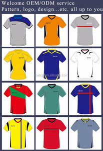 Ensemble de maillots de rugby pour hommes avec contraste de couleurs, logo et numéro personnalisés, tissu extensible respirant pour l'entraînement et les matchs d'équipe - Product Image 4