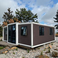 Conteneur pliable en panneaux sandwich d'acier de 20 pieds, maison mobile extensible, maisonnette mobile avec porte coulissante intégrée, style moderne du milieu du siècle