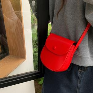 Mini sacoche rouge à bandoulière avec boucle magnétique pour femme, collection Printemps 2024, tenues de tous les jours - Product Image 3