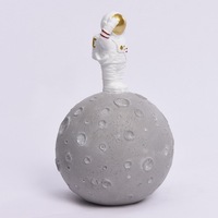 Design créatif boîte à monnaie Spaceman support lune tirelire maison décorative résine astronaute Statue à vendre