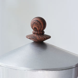 Cafetière à espresso portable professionnelle en aluminium avec poignée en bois et double valve - Product Image 5