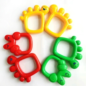 Vente en gros de hochets en plastique en forme de main et de pied de personnage de dessin animé pour bébé, pour l'entraînement sensoriel auditif des nouveau-nés - Product Image 4