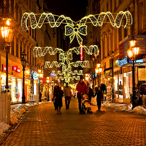 Guirlandes lumineuses de Noël en forme de nœuds pour les rues commerçantes, les boulevards, les quartiers hôteliers et la décoration festive en hauteur - Product Image 1