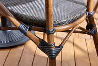 Ensemble table et chaises de bistrot d'extérieur, plateau rond en marbre avec fauteuils en rotin à bord doré pour café, terrasse, usage extérieur