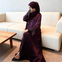 Abaya ouverte personnalisée OEM de luxe en satin, couleur prune foncé, avec chaîne de perles de cristal et pompon, robe longue modeste pour l'Aïd, mariage, occasions formelles, musulmane