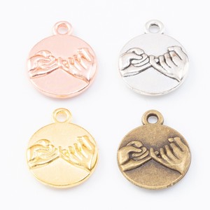 Amuleto de disco redondo Pinky Promise Hands de aleación de zinc en tono plata antigua y oro para regalo de recuerdo del Día de la Amistad - Product Image 5