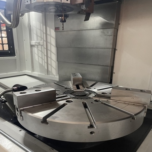 Tour CNC vertical robuste UYANG VT9010, colonne unique, haute précision, 3 axes, commande Siemens, pour usinage <span class=keywords><strong>de</strong></span> métaux en usine - Product Image 2