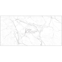 Îlot de cuisine de luxe en pierre frittée Calacatta Blanc d'Italie, grande dalle avec veines grises, table basse pour mur de villa