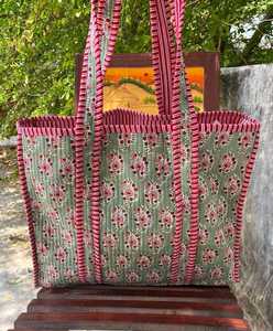 Bolso Tote Acolchado de Algodón, Diseño Artesanal, Estampados Étnicos Atemporales, Acolchado Suave, Amplio, para Viajes, Compras, Bolso de Hombro - Product Image 2