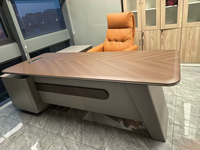 Bureau de direction de luxe léger, grand bureau élégant pour manager avec chaise et armoires latérales pour bureau de patron