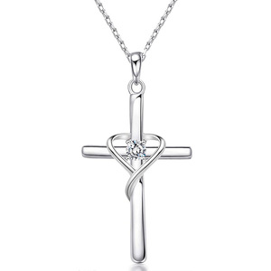 Ciondolo a Croce in Argento con Design a Cuore di Diamante per Cerimonie Religiose, Gioiello Unisex - Product Image 1